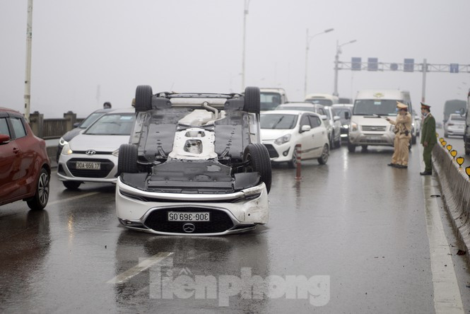 Cau Vinh Tuy 'that thu' vi xe hop lat ngua giua duong