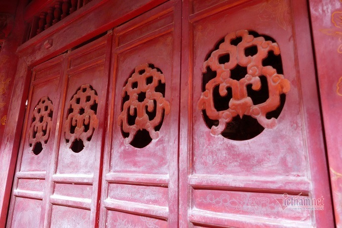 Nếu như gian tiếp khách không có cửa, gian hậu cung lại được làm hệ thống cửa bức bàn, phần trên trổ họa tiết. Mỗi bộ cửa gồm 4 cánh có thể tháo rời. Khi lễ tế, dòng họ Nguyễn Viết sẽ trải thảm đỏ từ ngoài vào trong gian này. Hậu cung chỉ mở vào những ngày quan trọng.