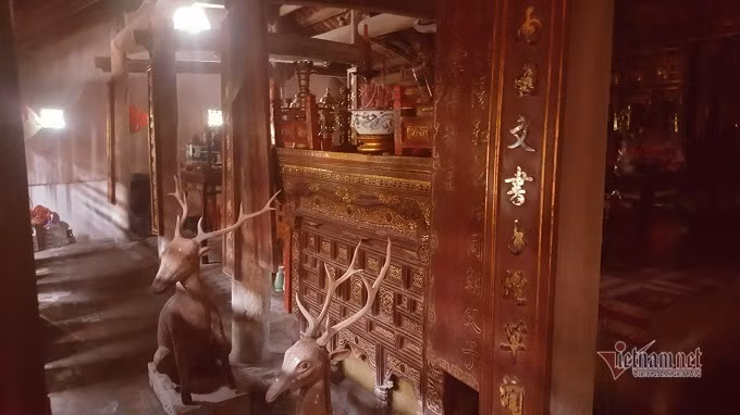 Bộ ban thờ và hai con hươu cổ bằng loại gỗ quý hiếm, có mùi thơm đặc trưng. Theo tư liệu của dòng họ, hai con hươu là món quà của vua nhà Thanh tặng Thượng thư Nguyễn Viết Thứ trong một lần đi sứ.