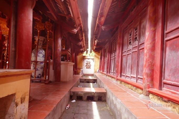 Khu nhà được dựng theo lối kiến trúc: Tiền tế, hậu cung - tức bên ngoài là gian tiếp khách, bên trong là cung, phục vụ cho thờ tự. Hai gian có hệ thống cột đối xứng nhau. Thân cột chạm khắc vân mây và hình rồng uốn lượn.