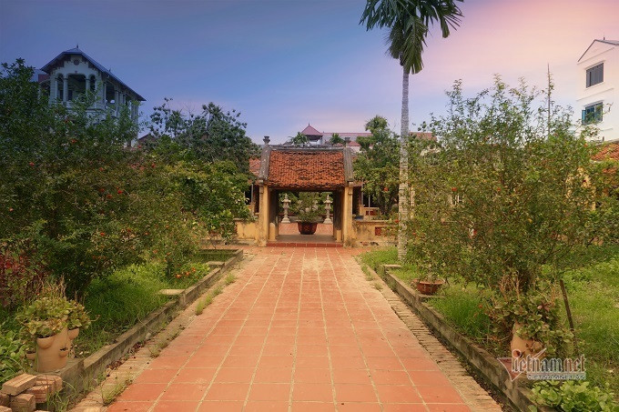 Cổng tam quan vào từ đường của dòng họ Nguyễn Viết. Cổng ở giữa chỉ dành cho bậc có chức sắc trong họ đi qua. Các thành viên khác sẽ đi sang 2 cổng phụ bên cạnh. Đây là nguyên tắc được truyền qua nhiều thế hệ, đến nay vẫn được con cháu thực hiện nghiêm ngặt.