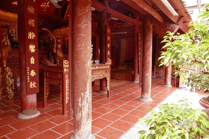 Ông Nguyễn Viết Thắng - người trực tiếp trông coi cho biết, nhà từ đường được xây dựng cách đây 300 năm, gắn liền với sự nghiệp và cuộc đời của Thượng thư Nguyễn Viết Thứ (đời thứ 8 của dòng họ Nguyễn Viết ở Sơn Đồng. Hiện, dòng họ đã đến đời thứ 23).