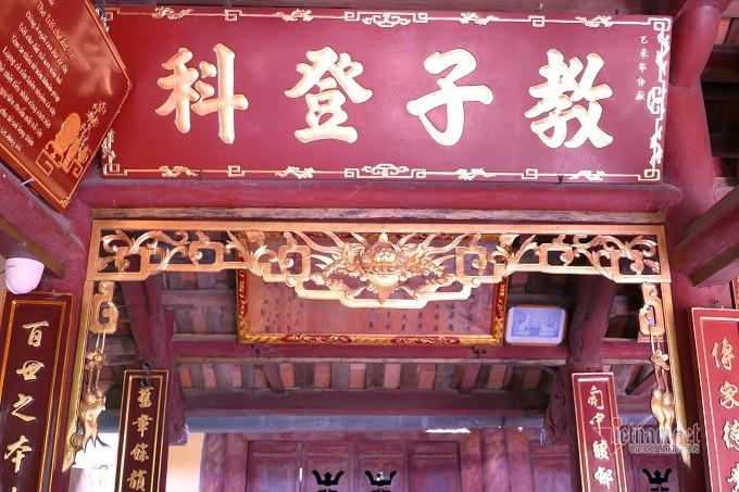 Hoành phi, câu đối và bức thiều châu đều dát vàng. Đây là các sản phẩm đặc trưng của làng nghề Sơn Đồng, do các nghệ nhân chế tác.