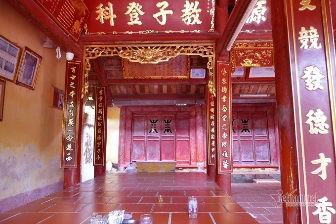 Nơi các cụ cao niên, có chức sắc ngồi họp bàn, nghị sự công việc cho dòng họ. Hoặc vào những dịp giỗ Tổ, chỉ các cụ có vai vế mới được ngồi ăn ở đây.