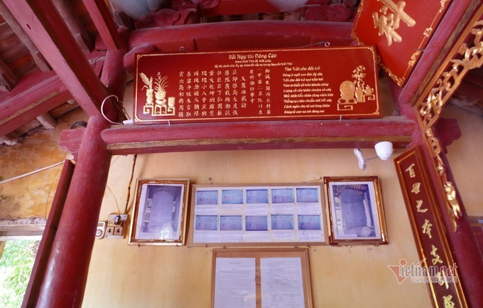 Tên cụ Nguyễn Viết Thứ có trong văn bia Tiến sĩ tại Văn miếu Quốc Tử Giám. Con cháu chụp ảnh, trưng bày ở nhà từ đường để giới thiệu đến du khách về truyền thống của dòng tộc. Diệu Bình - Ngọc Trang