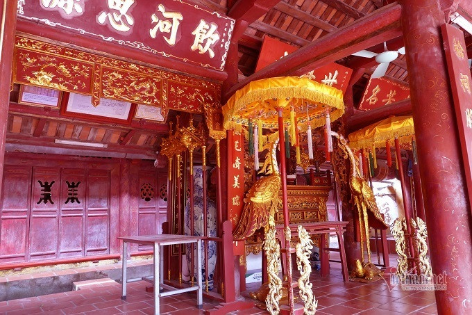 Nhiều hiện vật trong từ đường được giữ nguyên vẹn suốt hàng trăm năm. Trong đó nhiều cổ vật có niên đại từ thời Lê Trung Hưng. Tất cả cột chống, xà ngang... làm từ gỗ lim, bền vững suốt mấy trăm năm.