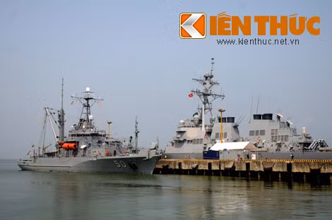 Tàu USNS Safeguard (trái) và tàu USS John McCain (phải) trên cầu cảng ở Tiên Sa.