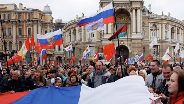 Những người ủng hộ liên bang hóa Ukraine biểu tình ở trung tâm thành phố Odessa.