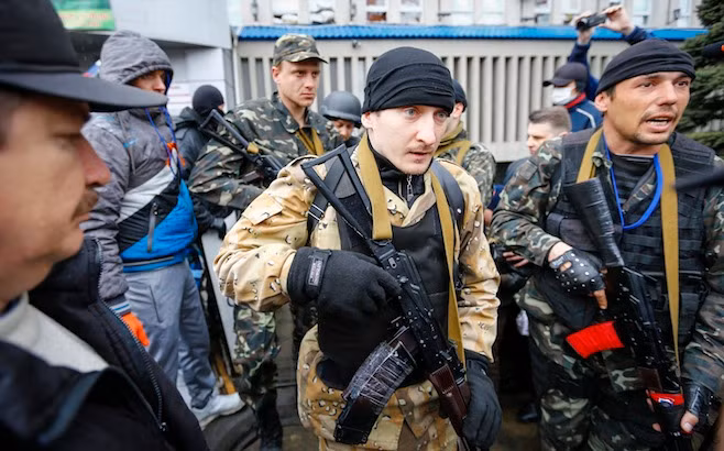 Những người biểu tình thân Nga rời khỏi văn phòng SBU ở Lugansk.