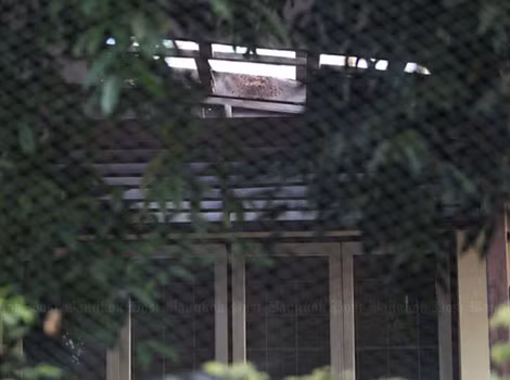 Vào nửa đêm hôm 14/1, một vụ nổ bom xảy ra ở tư dinh nhà ông Abhisit Vejjajiva.