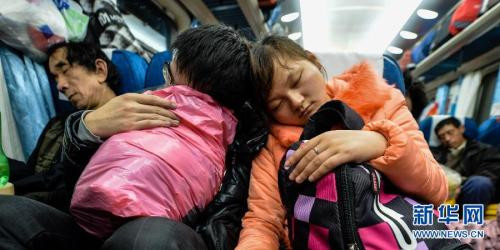 Mệt mỏi sau một chặng đường dài, hai hành khách tranh thủ ngủ.