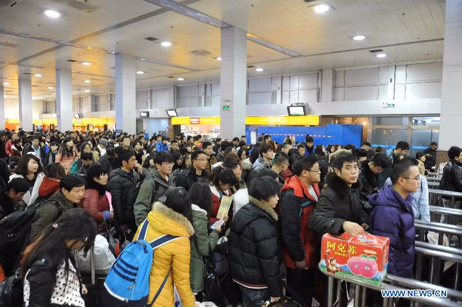 Nhà ga Thành Đô ở thủ phủ tỉnh Tứ Xuyên khá đông hành khách. Theo ước tính của các nhà chức trách, sẽ có khoảng 22,7 triệu chuyến tàu xuất phát từ nhà ga này trong dịp Tết Giáp Ngọ 2014.