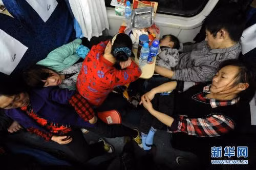 Cảnh tượng mọi người nằm ngủ vạ vật là hình ảnh khá phổ biến dịp này.