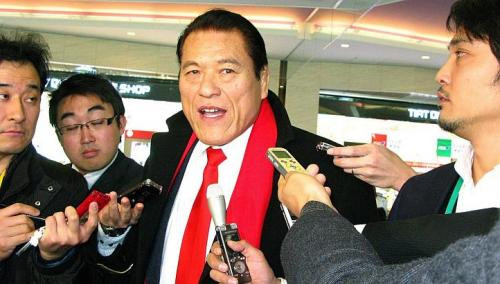 Hạ nghị sĩ Nhật Antonio Inoki trả lời phóng vấn.trước khi lên đường sang thăm Triều Tiên.