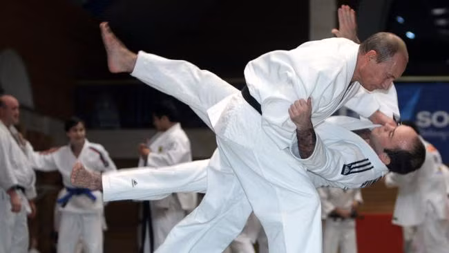 Đương kim Tổng thống Nga Putin là người thông thạo khá nhiều môn thể thao như: Judo, khúc côn cầu, trượt tuyết...