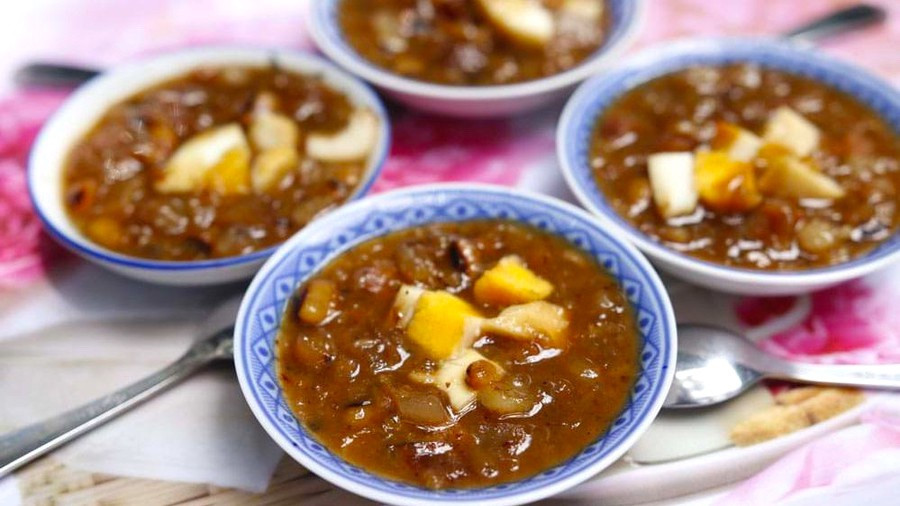 Chè cá rô đồng là sự kết hợp khéo léo giữa những nguyên liệu như thịt nạc cá rô đồng xé nhỏ, trứng gà ta, bột củ bình tinh, đường mía. Chè cá rô từng nằm trong danh sách những món ăn để tiến vua và chỉ có giới quý tộc triều Nguyễn xưa mới được thưởng thức. Đây vốn là món tráng miệng độc đáo của ẩm thực Huế, song gần như đã thất truyền. Ảnh: Pinterest.