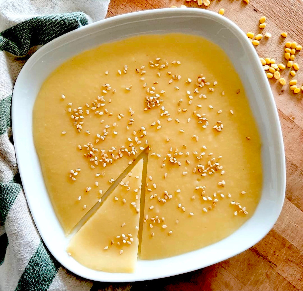 Chè kho là thức chè ăn ngọt, dạng khô dẻo, nấu từ đậu xanh và đường, được bày trên đĩa nhỏ. Món ăn có vị béo, mềm, ngọt vừa, thoảng hương gừng và mè rắc bề mặt. Đây là đặc sản dân dã của vùng đất Nam Định. Ảnh: Hang.fromyow.