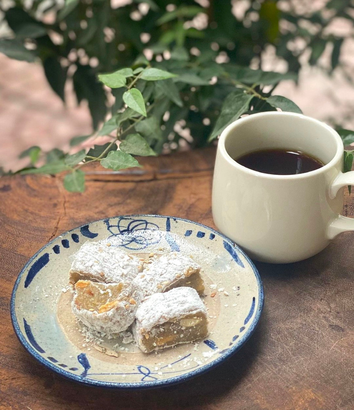 Tên gọi "chè lam" khiến nhiều người hiểu nhầm là món chè, thực tế đó là một loại bánh. Chè lam có nguồn gốc từ Thanh Hóa, cũng là món ăn vặt quen thuộc với người dân Bắc Bộ. Nguyên liệu chính gồm bột nếp, đường mật, mạch nha, gừng tươi, lạc rang. Loại bánh ngon nhất khi được thưởng thức cùng chén trà nóng, thơm phức. Ảnh: Ucoffee.vn.