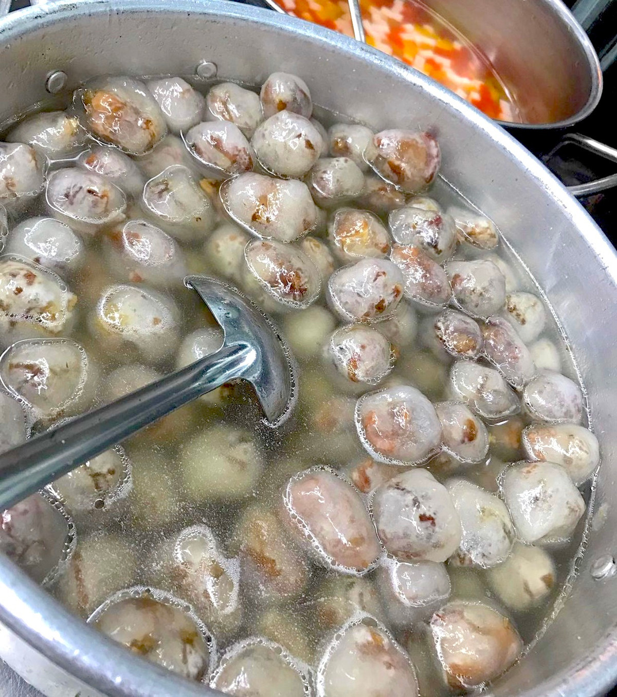 Chè bột lọc bọc heo quay có sự kết hợp độc đáo giữa vị chè thanh ngọt và mặn của thịt heo quay. Ngoài chuẩn bị bột lọc bọc bánh, người bán phải cắt nhỏ thịt heo quay và rim cùng nấm mèo. Công đoạn "bắt" bánh đòi hỏi sự tỉ mỉ sao cho lớp bột lọc ngoài phải đủ mỏng để thấy nhân bên trong, nhưng không được nứt vỡ. Ảnh: Bun.lif.