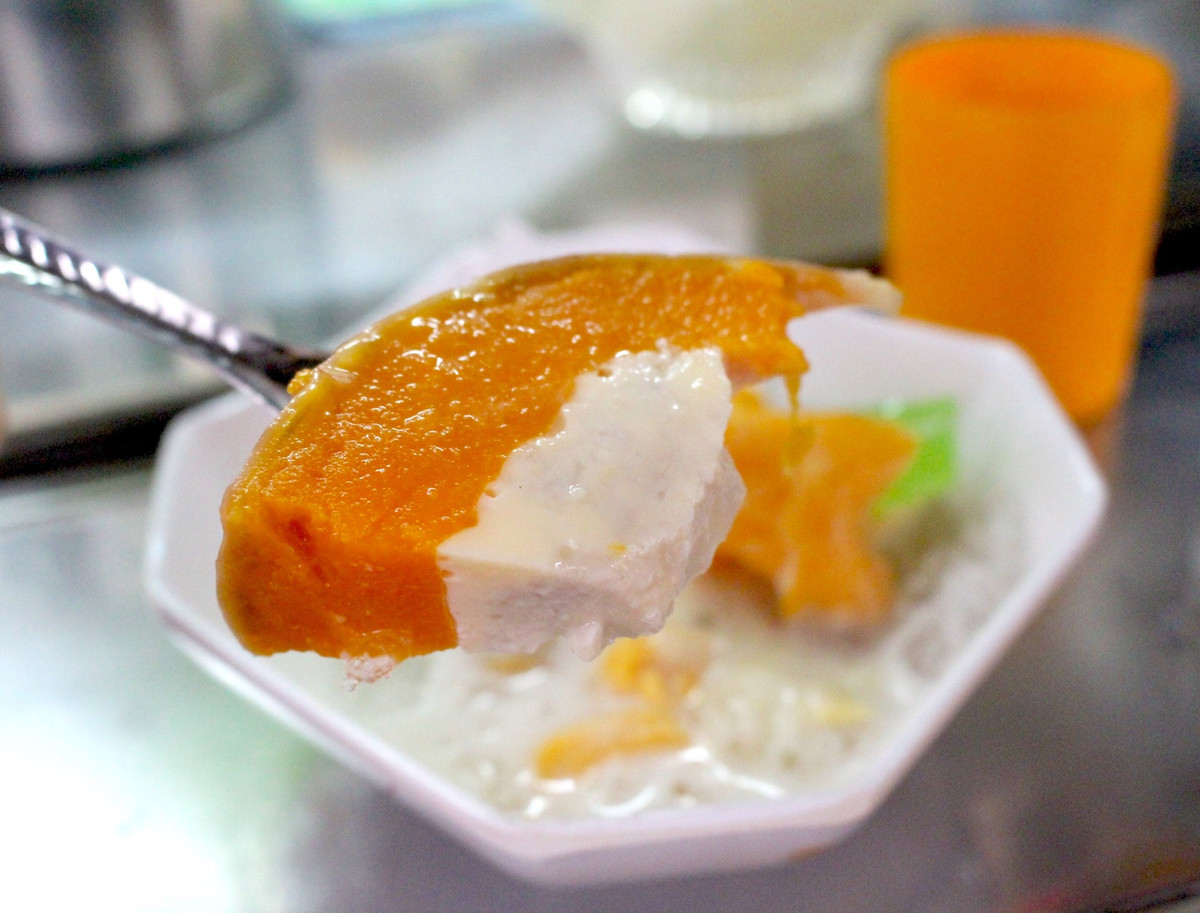 Chè bí chưng (tiếng Campuchia gọi là num-à-pơi) gây ấn tượng với trái bí đỏ được khoét ruột, thêm hỗn hợp gồm sữa bột, sữa đặc, nước cốt dừa, lòng đỏ trứng đã đánh đều, rồi được đem hấp cách thủy. Thực khách thưởng thức chè kèm đá bào để cảm nhận trọn vị thanh mát. Đây cũng là món chè hút khách ở Sài thành. Ảnh: An Huỳnh.