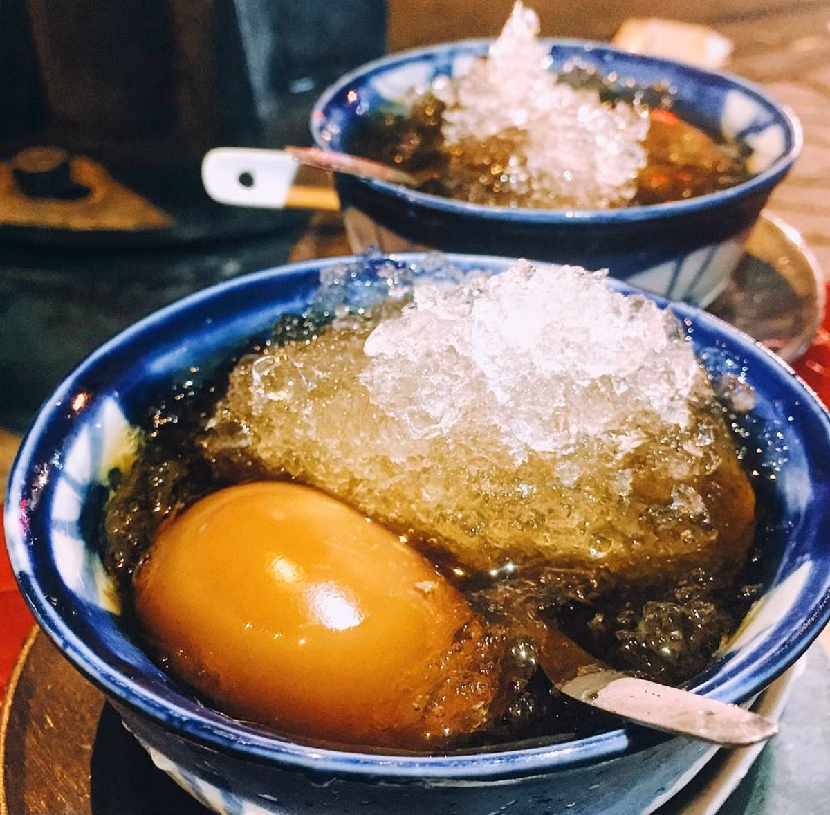 Chè hột gà trà không đơn thuần là món tráng miệng mà còn là vị thuốc hữu hiệu giúp thanh nhiệt, tốt cho cơ thể. Đây là món chè nổi tiếng của người Hoa, thành phần chính gồm trà lài, thảo mộc với trứng gà. Được hầm lâu trong nước trà, trứng gà có vị đắng nhẹ, béo mềm cùng hương thơm thoang thoảng. Dù chọn thưởng thức nóng hay lạnh, món chè đều mang đến cho bạn cảm giác thanh mát, dễ chịu. Tại Việt Nam, chè hột gà trà được bán phổ biến ở TP.HCM. Ảnh: Simontran279.