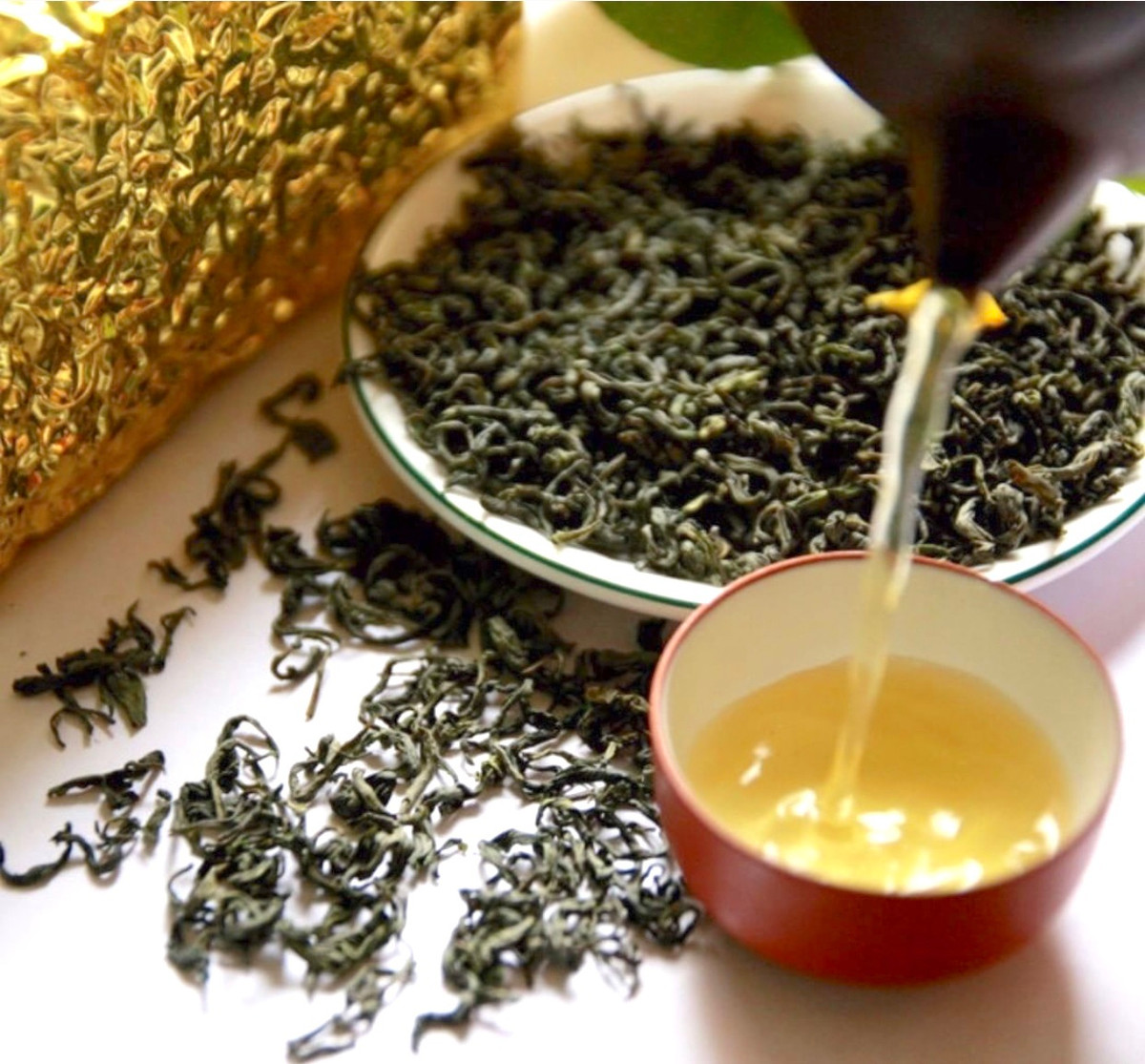 Chè (trà) Shan Tuyết là một trong những thức uống thơm ngon bậc nhất Việt Nam, phổ biến ở Hà Giang, Bắc Kạn, Điện Biên, Lào Cai, Yên Bái. Với đặc điểm búp to màu trắng xám, dưới lá có phủ lớp lông tơ mịn, trắng nên người dân gọi là chè tuyết. Chè Shan Tuyết được chế biến theo phương pháp thủ công của người dân tộc Tày, Mông, Dao, có hương thơm dịu, nước vàng sánh màu mật ong. Ảnh: Topdanhgia.