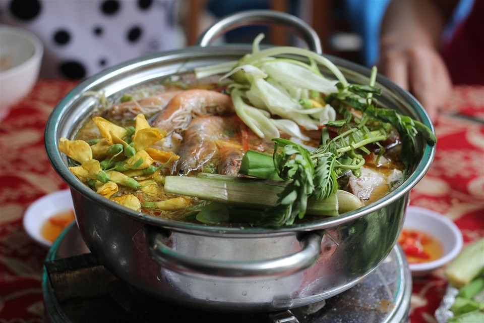 br/> Lẩu mắm U Minh: Món ăn này là một kho tàng đặc sản từ bình dân đến quý hiếm, là sự kết hợp tài hoa của ẩm thực gia với hàng chục loại nguyên liệu: Mắm cá sặc, cá lóc, lươn, tôm, cua, bông súng... Khi thưởng thức, thực khách sẽ ăn kèm với một số loại rau đặc trưng của miền sông nước: Rau đắng, bông súng, bắp chuối, rau muống… Hương vị đậm đà của nước lẩu cùng độ tươi ngon của các nguyên liệu sẽ làm bạn nhớ mãi sau một lần thưởng thức. Ảnh: tepbac.com