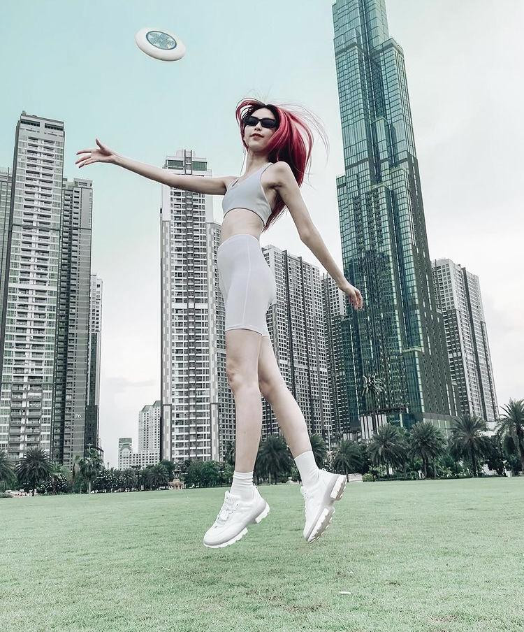 Quần xe đạp và bratop là công thức mix đồ yêu thích của người mẫu Thùy Dương khi ra ngoài và lần nào cũng nổi bần bật.