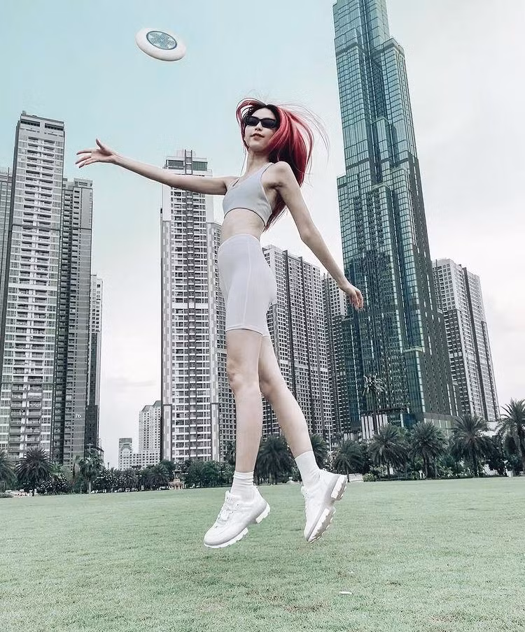 Quần xe đạp và bratop là công thức mix đồ yêu thích của người mẫu Thùy Dương khi ra ngoài và lần nào cũng nổi bần bật.