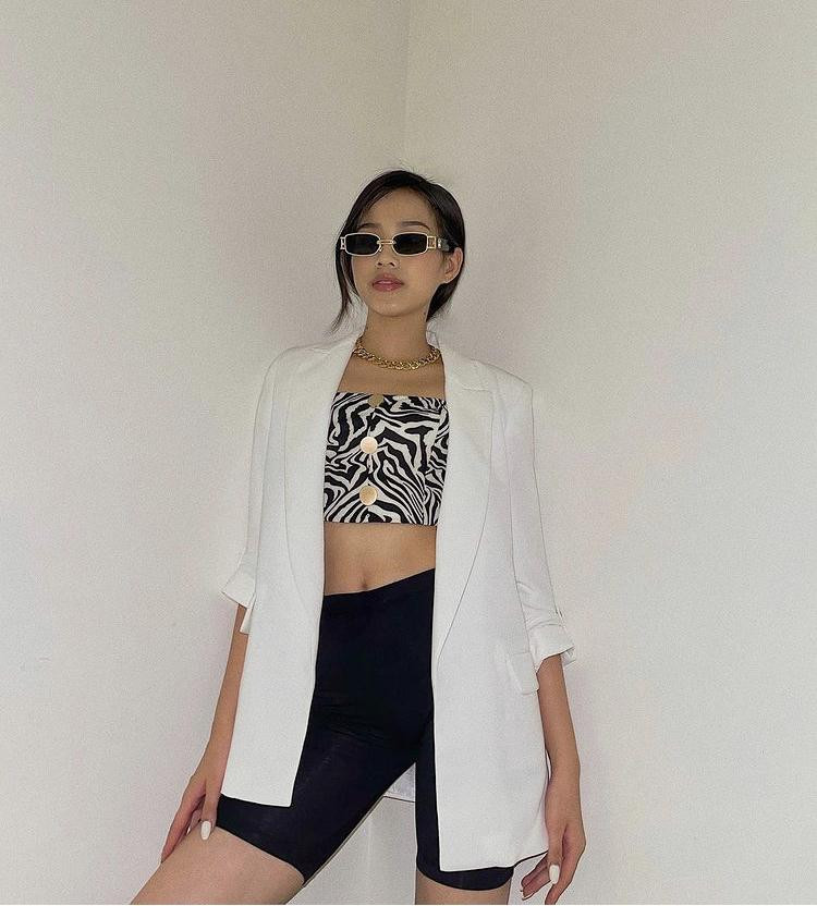 Đỗ Hà khéo léo mix quần xe đạp cùng áo quây để khoe eo thon, nàng hậu khoác thêm blazer dáng dài, đeo phụ kiện vòng cổ kim loại, mắt kính râm vô cùng bắt mắt.