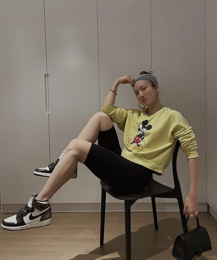 Yến Nhi ở nhà vẫn chất với cách mix&amp;match chuẩn chỉnh gồm quần biker, sweater hoạt hình, sneaker cao cổ. Kèm theo đó là chiếc túi xách hàng hiệu.