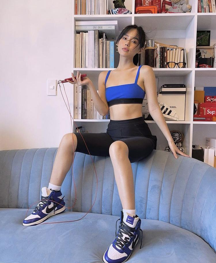 Khánh Linh The Face diện quần xe đạp và áo bratop để tập thể dục, cô nàng đi thêm đôi giày sneaker cùng tông để chụp ảnh thêm phần ấn tượng.