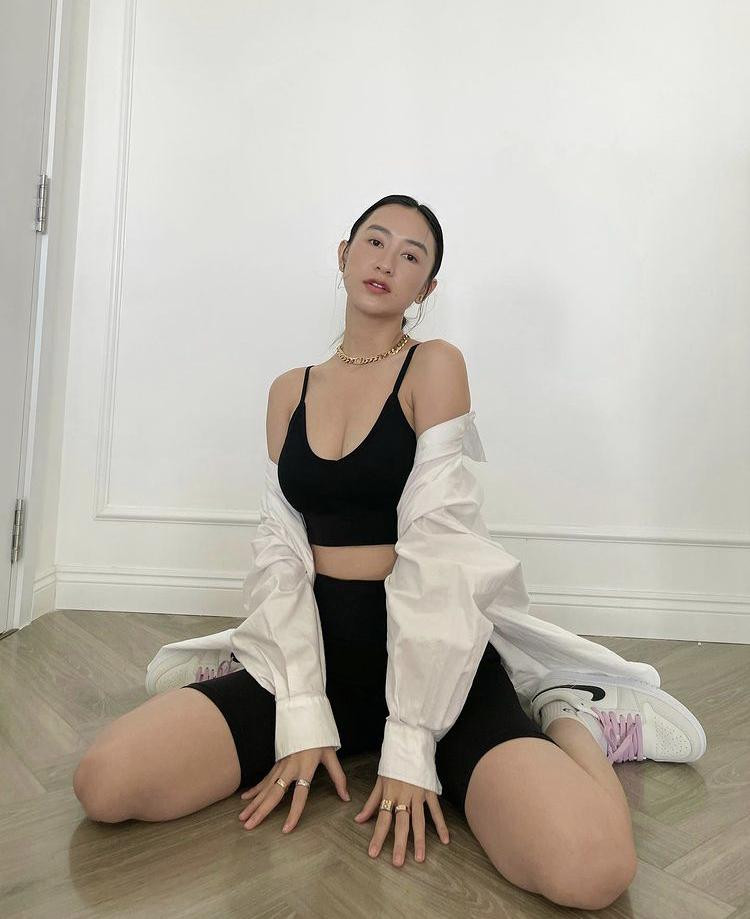 Á hậu Hà Thu vừa tập thể dục xong liều có ngay bức ảnh khoe dáng tại nhà vô cùng sành điệu với combo áo bratop, quần xe đạp, áo khoác cách điệu và sneaker.