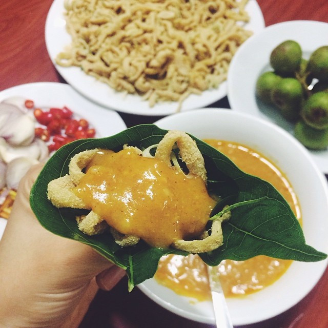 Từ loại cá nhệch trông khá giống lươn, mình trơn, sơ chế cầu kỳ, người ta làm ra món gỏi cá nhệch, hay gọi tắt là gỏi nhệch, đặc sản ở một số địa phương ven vịnh Bắc Bộ như Tràng Cát (Hải An, Hải Phòng), Kim Sơn (Ninh Bình), Thái Thụy (Thái Bình), Giao Thủy (Nam Định), Nga Sơn (Thanh Hóa)... Cá được thái nhỏ, bóp thính, gia vị, ăn cùng nhiều loại rau như lá sung, vọng cách, lá mơ, sắn thuyền, lá bứa, đinh lăng, mùi ta, húng, khế chua, chuối xanh... Tùy nơi mà món ăn có thể được chế biến theo những cách khác nhau. Ảnh: Thuý Mona.