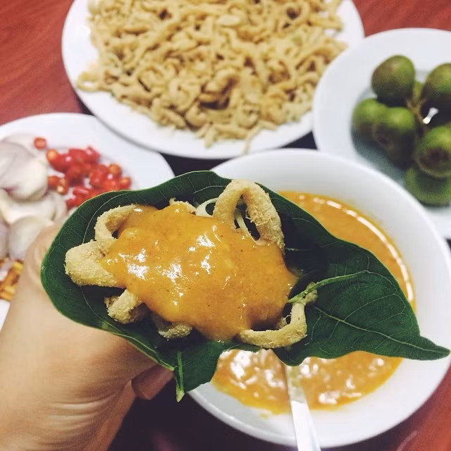 Từ loại cá nhệch trông khá giống lươn, mình trơn, sơ chế cầu kỳ, người ta làm ra món gỏi cá nhệch, hay gọi tắt là gỏi nhệch, đặc sản ở một số địa phương ven vịnh Bắc Bộ như Tràng Cát (Hải An, Hải Phòng), Kim Sơn (Ninh Bình), Thái Thụy (Thái Bình), Giao Thủy (Nam Định), Nga Sơn (Thanh Hóa)... Cá được thái nhỏ, bóp thính, gia vị, ăn cùng nhiều loại rau như lá sung, vọng cách, lá mơ, sắn thuyền, lá bứa, đinh lăng, mùi ta, húng, khế chua, chuối xanh... Tùy nơi mà món ăn có thể được chế biến theo những cách khác nhau. Ảnh: Thuý Mona.