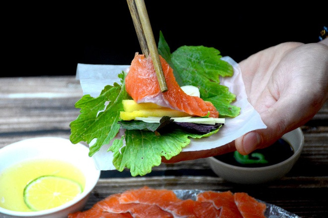 br/> Những năm gần đây, cá hồi là đặc sản chất lượng du khách phải thử qua khi đến Sa Pa, nơi có nghề nuôi cá nước lạnh như cá hồi khá phát triển. Cá hồi có thể chế biến thành nhiều món ngon, trong đó có món gỏi cá hồi. Cá tươi được lọc thành từng lát mỏng đúng thớ, ăn kèm với khế chua, dứa xanh, lá sấu, rau thơm, ớt, mù tạt… Ảnh: Pao Quán.