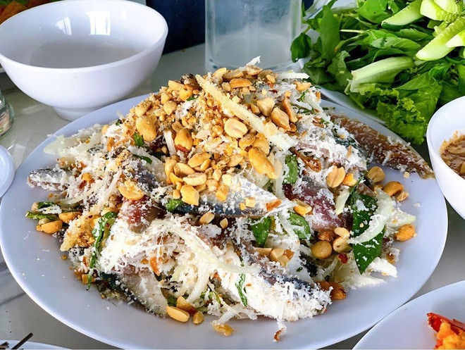 br/> Gỏi cá trích là đặc sản nổi tiếng ở đảo ngọc Phú Quốc. Cá trích tươi sống được xẻ đôi, bỏ xương, trộn với gia vị, hành, ớt, chanh, dừa nạo, đậu phộng... để cho ra món gỏi hấp dẫn. Khi ăn, thực khách cuốn gỏi với bánh tráng, rau thơm, xoài, dưa, chấm nước mắm pha... Ảnh: Nguyên Võ.