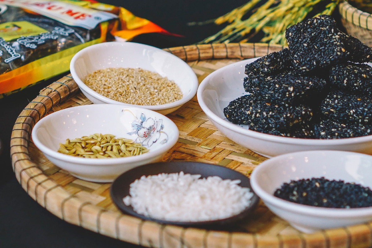 Khô mè đen Cẩm Lệ là đặc sản ở Đà Nẵng. Bánh được làm từ bột gạo, nếp, mè, đường, gừng... tạo hình vuông hoặc chữ nhật, có vị giòn xốp, ngọt ngào. Trước đây, bánh khô mè còn gọi là bánh bảy lửa, vì khâu chế biến phải trải qua ngọn lửa 7 lần, song ngày nay công đoạn chế biến đã được cải tiến. Ngoài bánh khô mè đen còn có bánh khô mè trắng. Ảnh: Bà Liễu Mẹ.