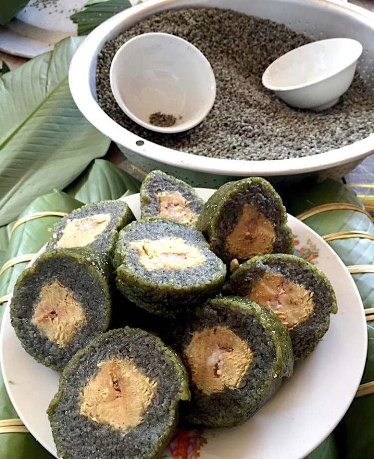 Bắc Sơn là huyện miền núi, nằm về phía tây tỉnh Lạng Sơn. Đồng bào dân tộc Tày ở đây có món bánh chưng đen đặc sắc, được gói từ các nguyên liệu quen thuộc như gạo nếp cái, đỗ xanh, thịt mỡ... Song, nhờ tro rơm nếp tạo màu, món bánh có được màu sắc độc đáo. Thông thường, khi gặt lúa vụ đông hàng năm, người ta sẽ lấy thân lúa nếp (rơm nếp) phơi khô, sau đó đốt thành tro, rồi bảo quản cẩn thận, khi dùng chỉ cần rây lại. Ảnh: Bánh Chưng Đen Bắc Sơn.