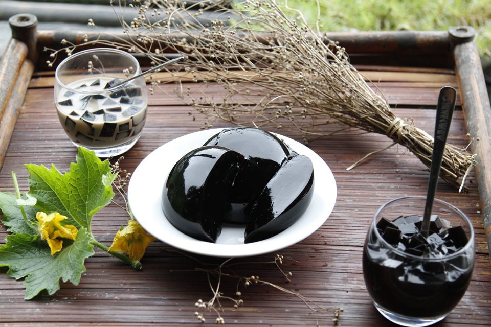 Vùng đất huyện Thạch An ở phía đông nam tỉnh Cao Bằng trồng nhiều cây thạch đen (còn gọi là cây sương sáo), do có điều kiện thổ nhưỡng, khí hậu phù hợp để cây phát triển. Từ lá cây thạch đen, người ta nấu ra món thạch đen theo lối thủ công, cho thành phẩm có màu đen bóng tự nhiên, hương vị thơm nhẹ, thanh mát. Ảnh: Trung Nguyên/CaobangTourism.