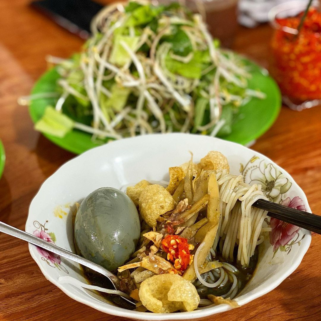 Bún mắm cua, hay bún cua, bún cua "thối" là đặc sản nổi tiếng ở phố núi Pleiku, Gia Lai. Người ta giã nhuyễn cua đồng, lọc lấy nước rồi ủ qua đêm để lên men, chuyển màu đen, dậy mùi nồng thì đem chế biến thành nước dùng. Tô bún mắm cua còn có thêm măng le, da heo chiên giòn, trứng, chả, bánh phồng tôm... Với một số người, hương vị đặc trưng của món ăn này quả là "thử thách", nhưng với những người khác, bún mắm cua Gia Lai thực sự rất hấp dẫn. Ảnh: Vietnamesegod.