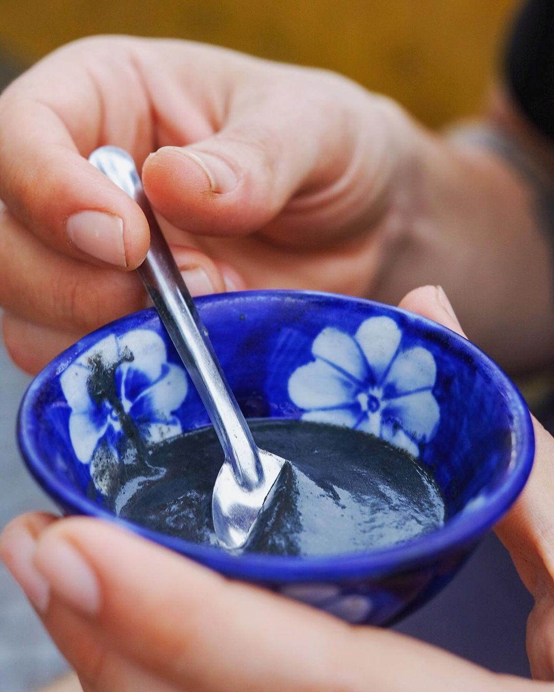 Chí mà phù (có một số cách viết khác nhau) chính là món chè mè đen ở Hội An, được cho là có nguồn gốc từ người Hoa. Mè đem ngâm vài ba tiếng đồng hồ, xay nhuyễn rồi ninh nhừ cùng các vị thuốc bắc, cho món chè sền sệt, đen tuyền, khi nếm vào có độ mịn màng, vị ngọt dịu. Chè mè đen từ lâu đã trở thành thức hàng rong dân dã ở Hội An, thu hút du khách thưởng thức khi dạo chơi phố cổ. Ảnh: Camillegd.