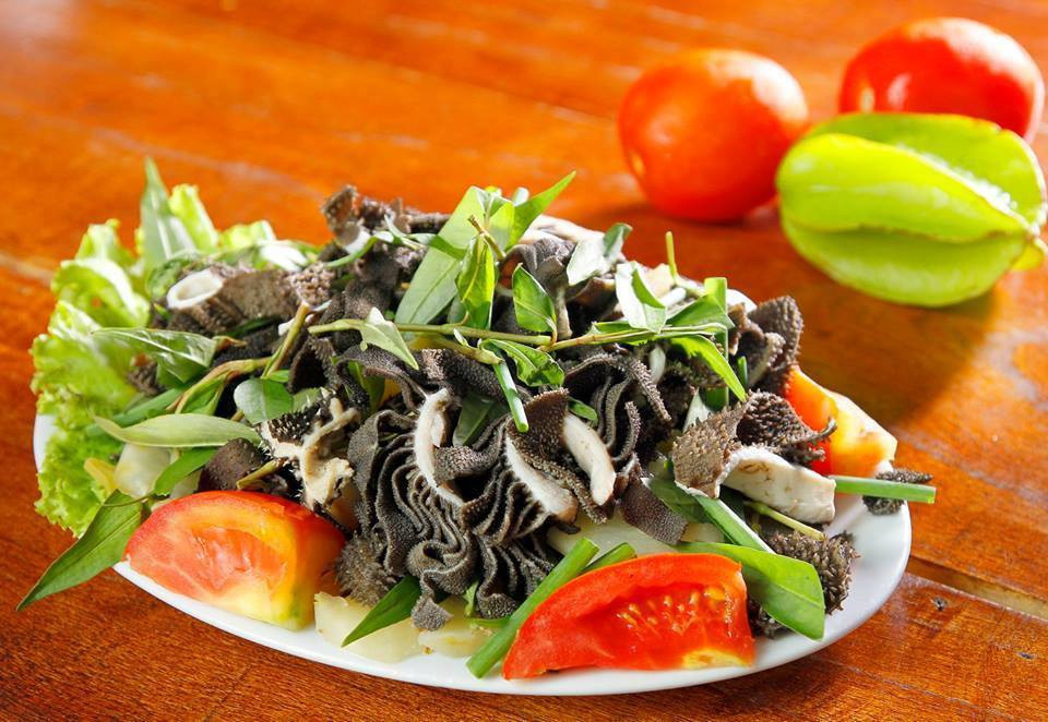 Bò tơ là đặc sản nổi tiếng ở Tây Ninh, có thể chế biến thành nhiều món ăn ngon từ đủ các loại bộ phận khác nhau của bò. Trong đó, lòng đen chính là bộ phận lá sách của bò tơ, có màu đen tự nhiên, hương vị giòn dai, ngọt mát hấp dẫn, được nhiều thực khách sành ăn chọn thưởng thức. Người ta có thể sử dụng lòng đen bò tơ để hấp gừng, luộc nước dừa, xào lá cóc, nhúng mẻ... Ảnh: Botonamsanh.