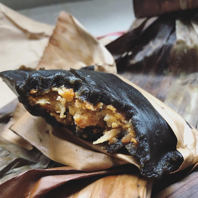 br/> Bánh gai ngoài hương vị thơm ngon còn gây ấn tượng bởi màu đen rất đặc trưng. Một số tỉnh có đặc sản bánh gai nổi tiếng là Thanh Hóa, Nam Định, Hải Dương, Phú Thọ... Bánh gai về cơ bản có hai phần chính là vỏ bánh và nhân bánh. Vỏ bánh làm từ bột gạo nếp và lá cây gai luộc, giã nhuyễn - chính là nguyên liệu tạo màu đen của bánh. Nhân bánh thường làm từ đỗ xanh, dừa, mỡ lợn, mứt bí, hạt sen, đường... Ảnh: Kurikotakeuchi.