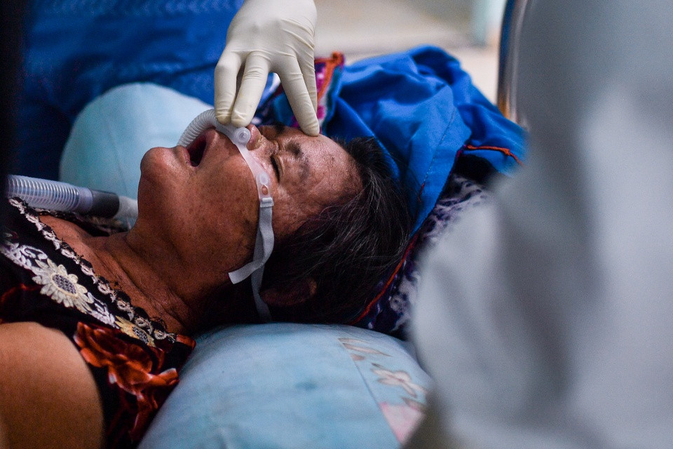 br/> Theo bác sĩ Thịnh, các bệnh nhân có triệu chứng nặng, suy hô hấp vốn dĩ phải được chuyển đến bệnh viện ở tầng cao (tầng 2-3). Tuy nhiên, nhiều thời điểm các bệnh viện không còn giường trống, bệnh nhân không có nơi nào khác để điều trị ngoài bệnh viện dã chiến.