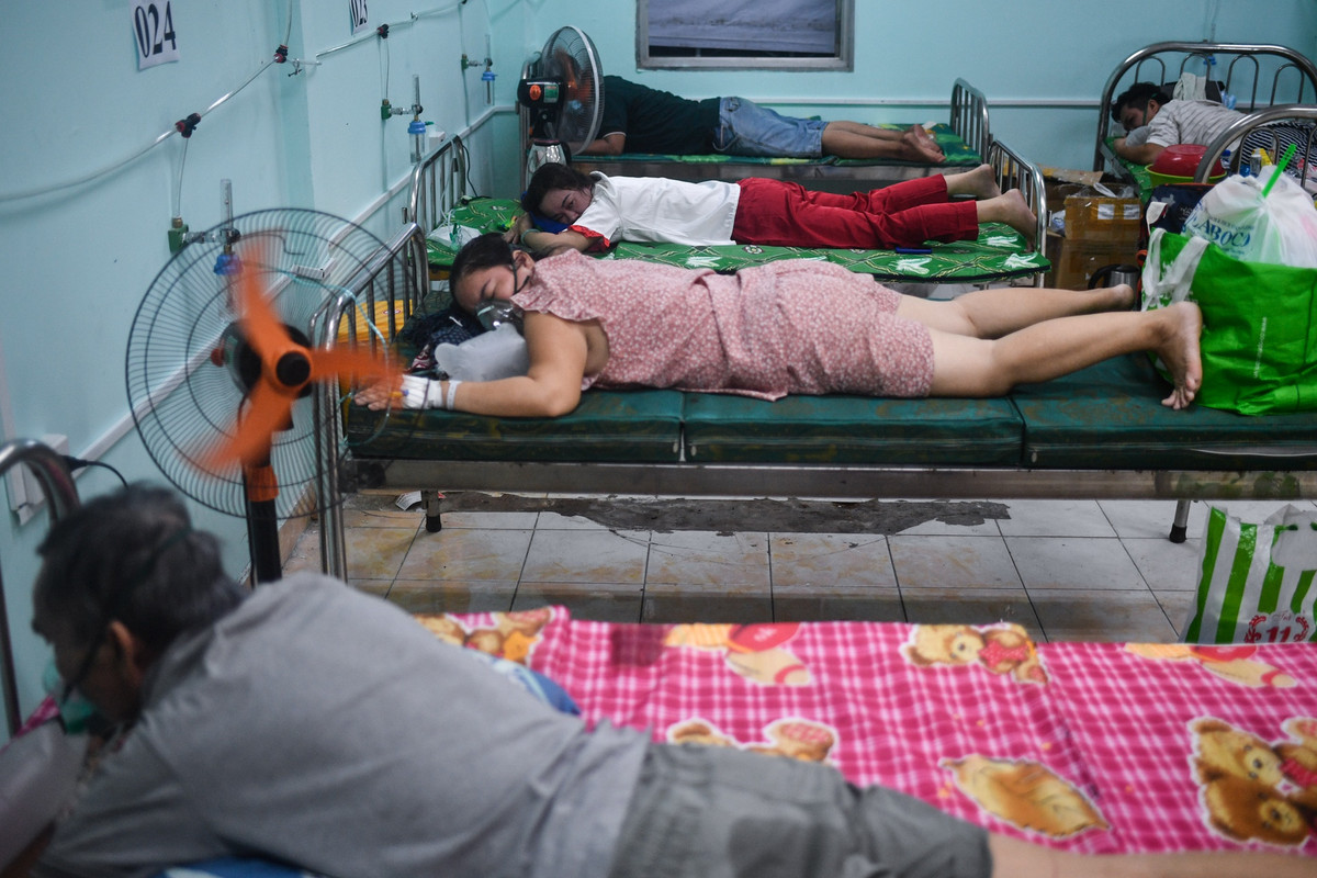 Các bệnh nhân COVID-19 trong khu nặng được bác sĩ hướng dẫn nằm sấp khoảng 2 tiếng/ngày để cải thiện chức năng phổi. Mỗi ngày tại đây tiếp nhận khoảng 70-80 F0 không có triệu chứng, có triệu chứng nhẹ và cấp cứu bệnh nhân nặng.