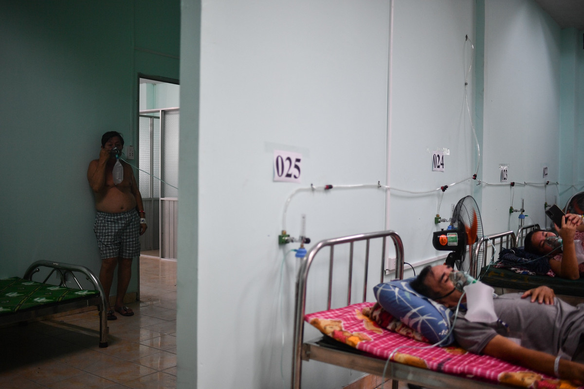 "Bệnh viện dã chiến trong giai đoạn trước không nhận F0 triệu chứng nặng, người lớn tuổi, suy hô hấp. Tuy nhiên, số lượng bệnh nhân tăng nhanh, chúng tôi phải nhận luôn để cấp cứu kịp thời. Các ca F0 nặng từ trạm y tế chuyển đến từ suy hô hấp, bà bầu, trẻ em, bệnh nhân tâm thần..., chúng tôi đều nhận hết", bác sĩ Thịnh cho biết thêm.