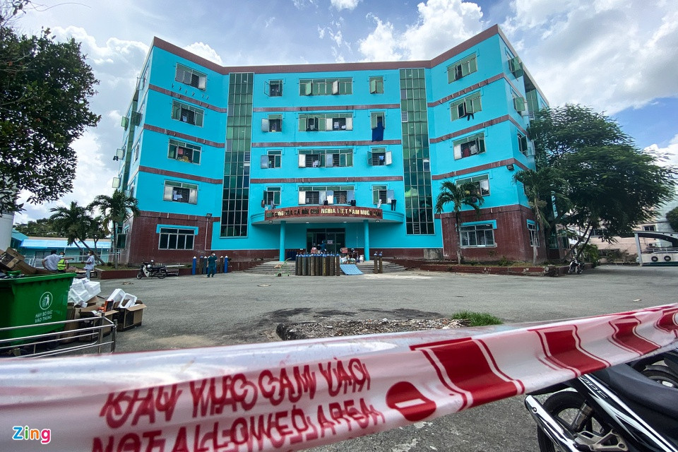 br/> Bệnh viện dã chiến điều trị COVID-19 Bình Chánh số 1 trưng dụng cơ sở vật chất sẵn có của Trung tâm Văn hóa thể dục - thể thao huyện Bình Chánh. Mới đây, bệnh viện được hỗ trợ lắp đặt thêm 2 bồn oxy lỏng với dung tích 13 khối.