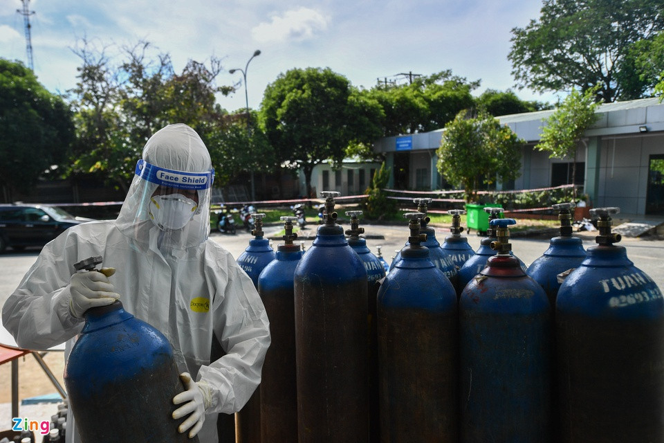 br/> Tại khu bệnh nhẹ, các bác sĩ, dân quân phải di chuyển khoảng 30 bình oxy khí nén mỗi ngày vào phòng bệnh. "Trước lúc được lắp bồn oxy lỏng, có ngày chúng tôi phải vác khoảng 50 bình oxy lên khắp các tầng", bác sĩ Hải cho biết thêm.