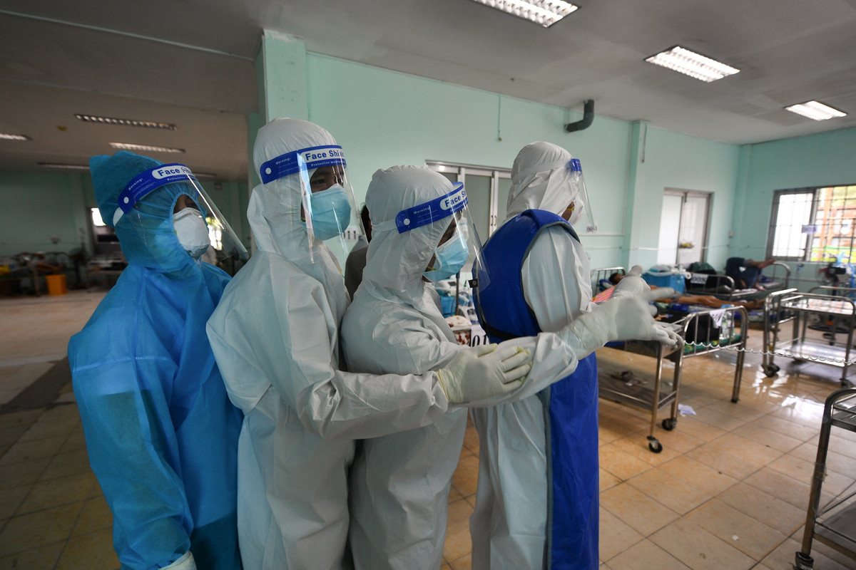 Lực lượng hiện tại của Bệnh viện dã chiến điều trị COVID-19 Bình Chánh số 1 đến từ nhiều đơn vị: Bệnh viện Nhân dân 115, đoàn cán bộ y tế tỉnh Phú Thọ, sinh viên Đại học Y dược TP.HCM và Bệnh viện huyện Bình Chánh.